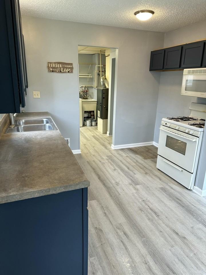 7060 Victory Ave - Photo 3 of 6