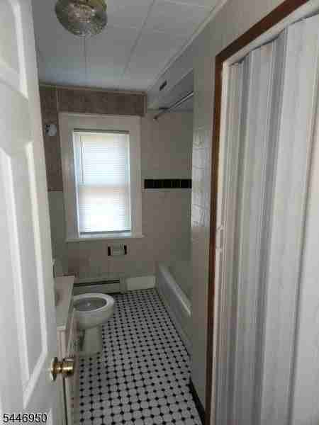 476 E 33rd St #3 - Photo 3 of 4