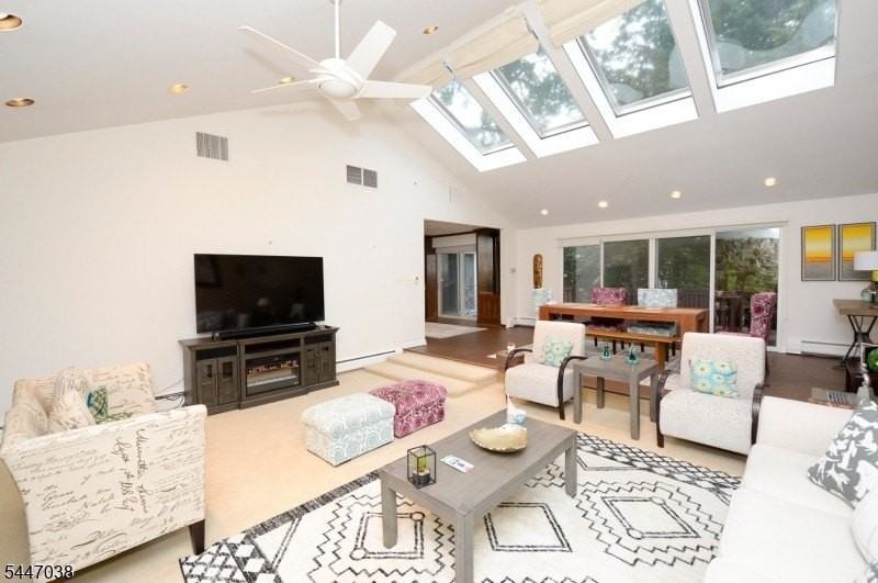 38 Griswold Pl - Photo 3 of 16