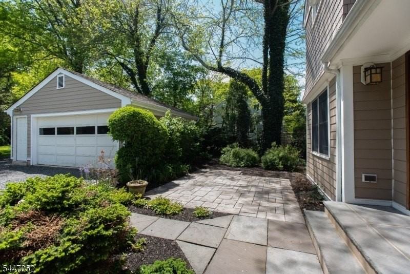 30 Gates Ave - Photo 4 of 37