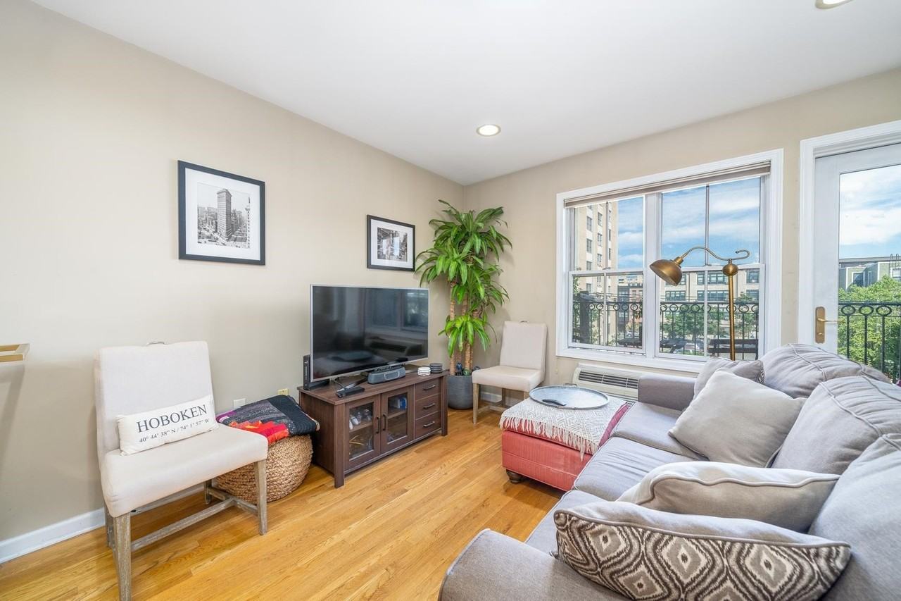 204 Jackson St #6 - Photo 3 of 17