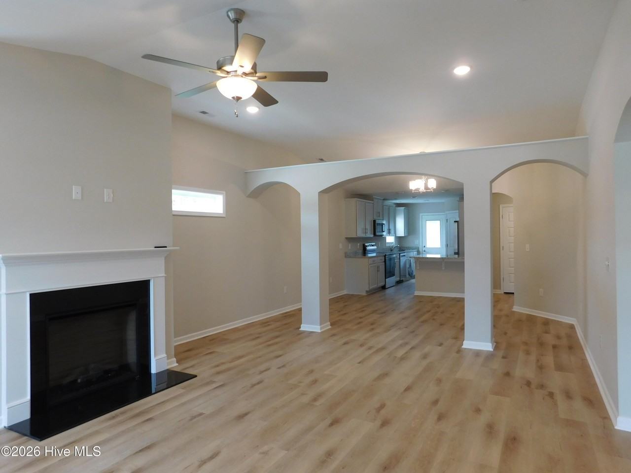 710 N B St - Photo 4 of 35