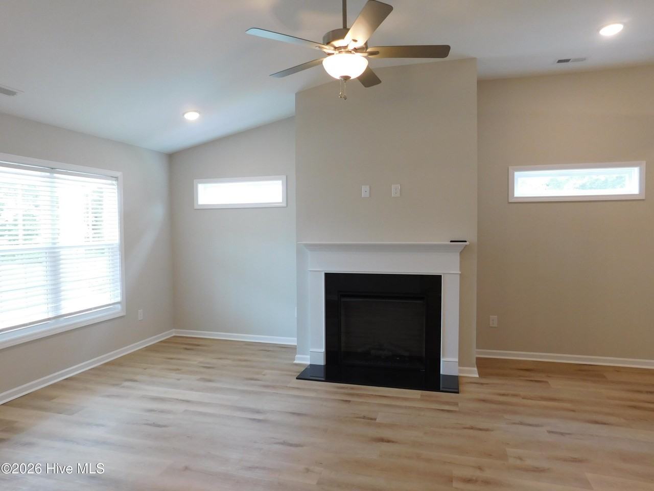 710 N B St - Photo 6 of 35
