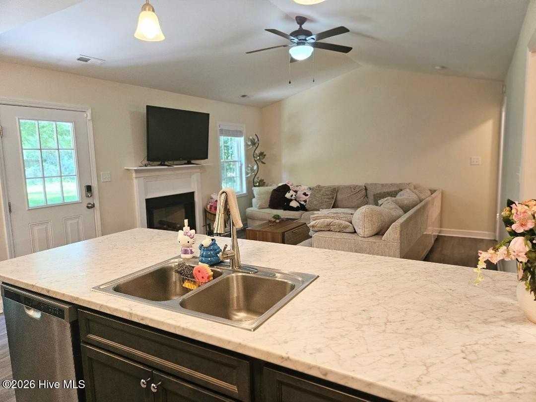 207 Sherwood Rd - Photo 7 of 27