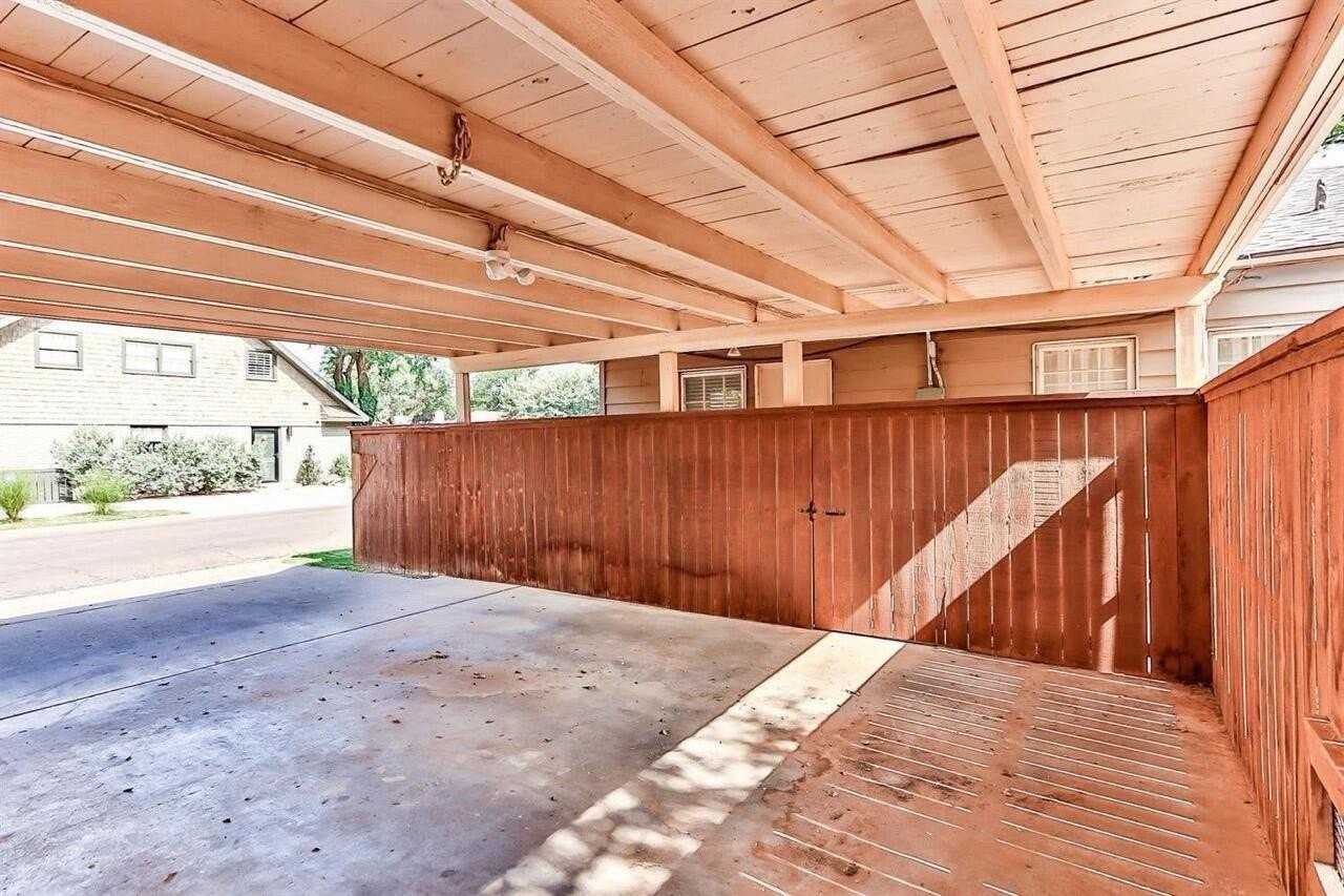 2711 22nd St - Photo 5 of 31