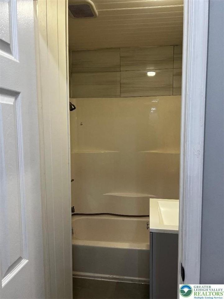 139 N 7th St #2R - Photo 6 of 7