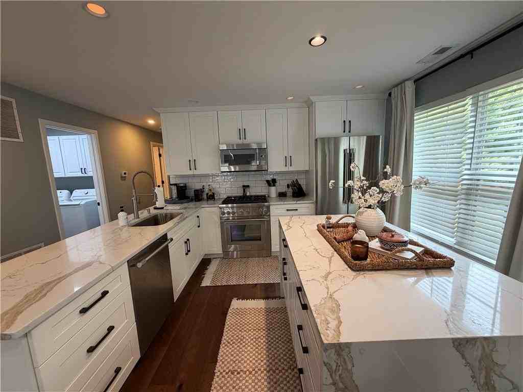 1964 Mattis St - Photo 5 of 11