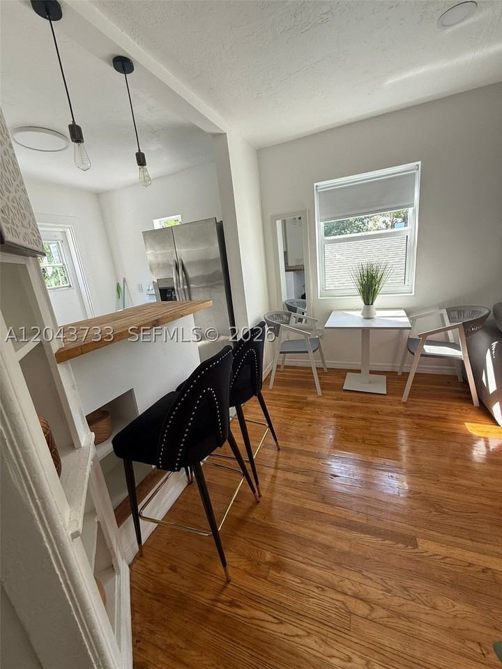 528 Ne 70th St #TOP - Photo 2 of 19