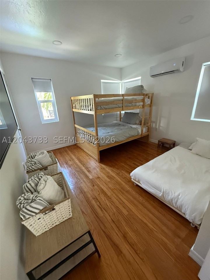 528 Ne 70th St #TOP - Photo 3 of 19