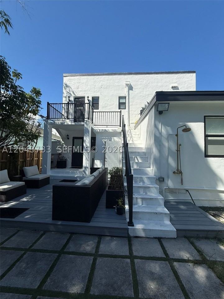 528 Ne 70th St #TOP - Photo 4 of 19