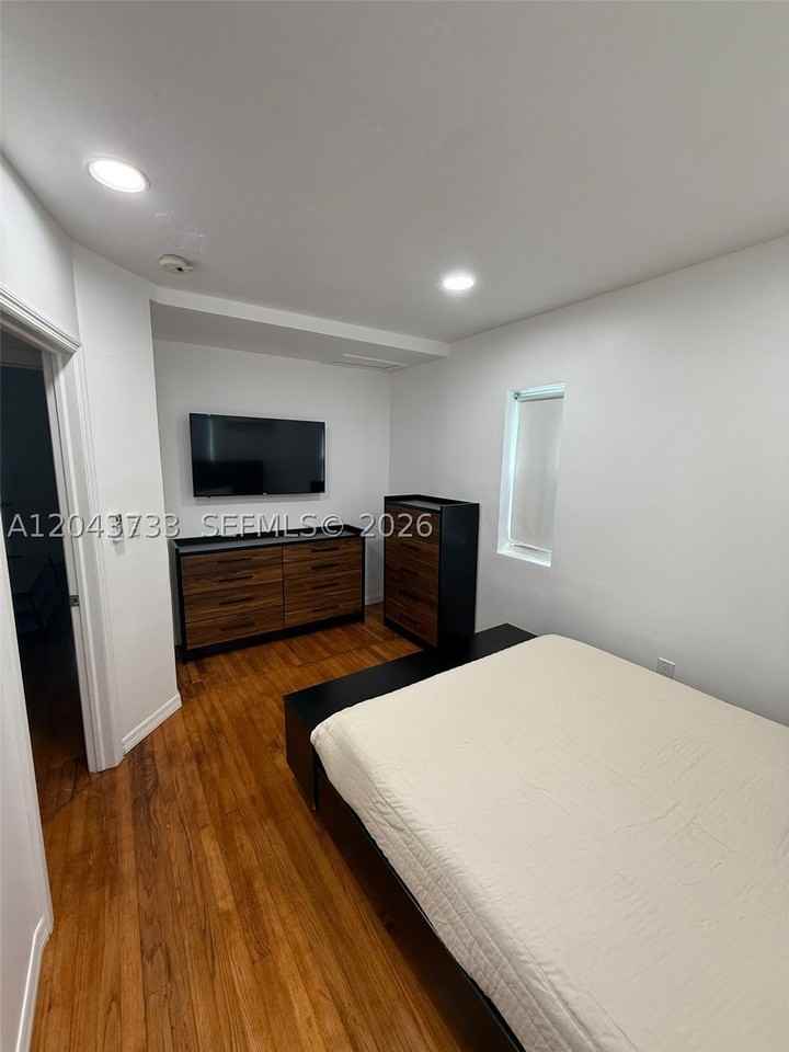 528 Ne 70th St #TOP - Photo 5 of 19