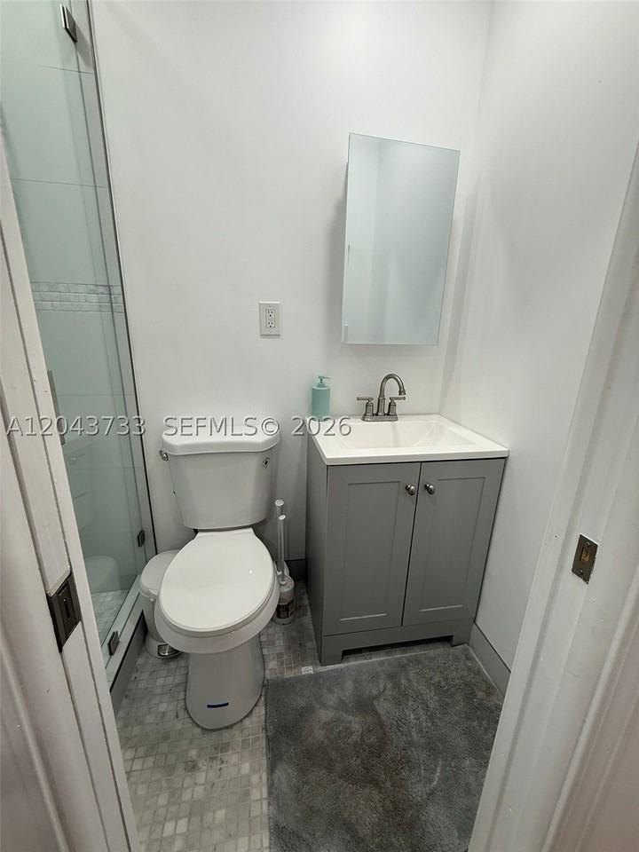 528 Ne 70th St #TOP - Photo 7 of 19