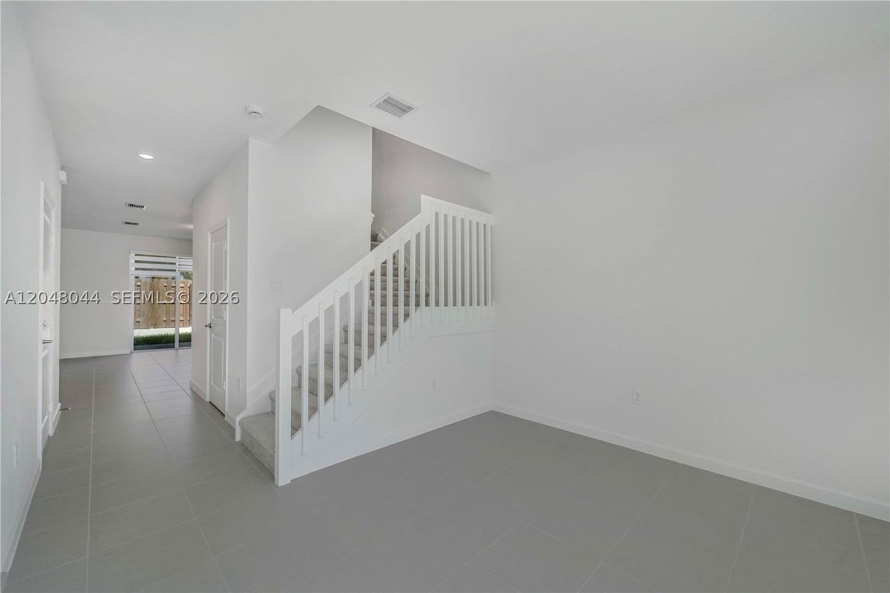 701 Se 13th Street Cir - Photo 4 of 26