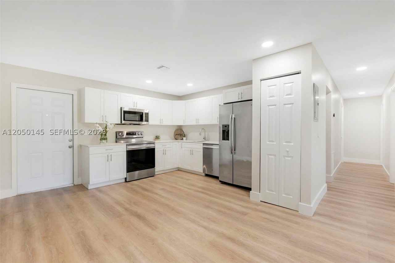 702 Nw 18th St #1-2 - Photo 4 of 29