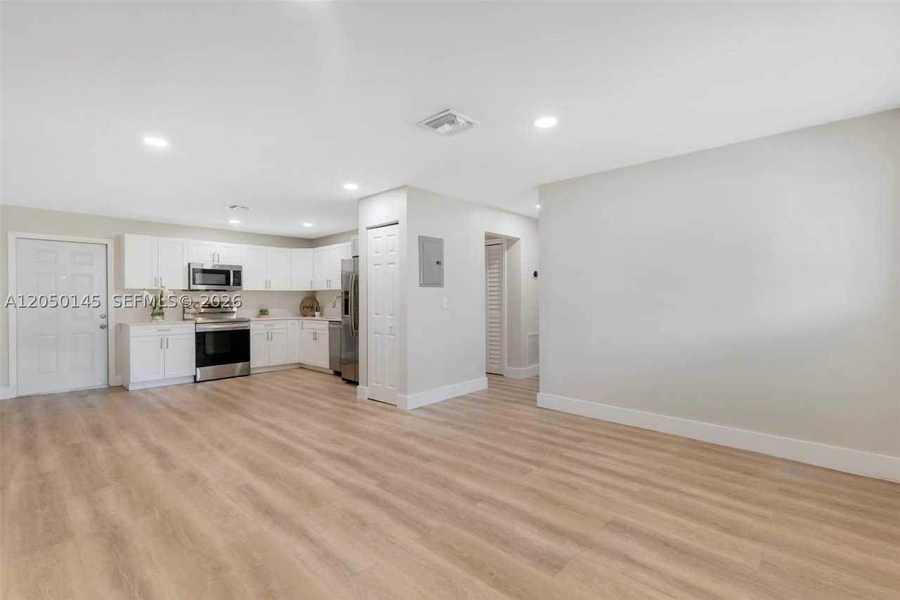 702 Nw 18th St #1-2 - Photo 5 of 29