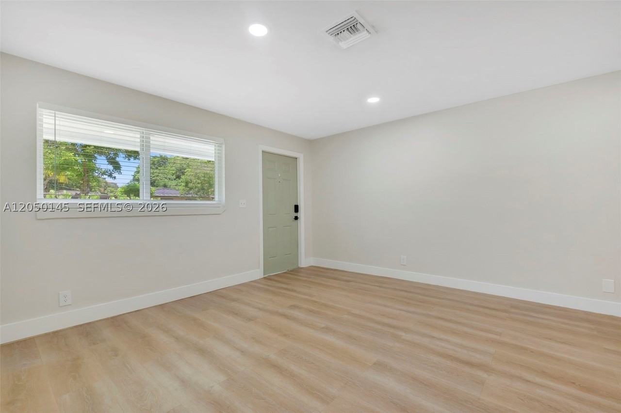 702 Nw 18th St #1-2 - Photo 6 of 29