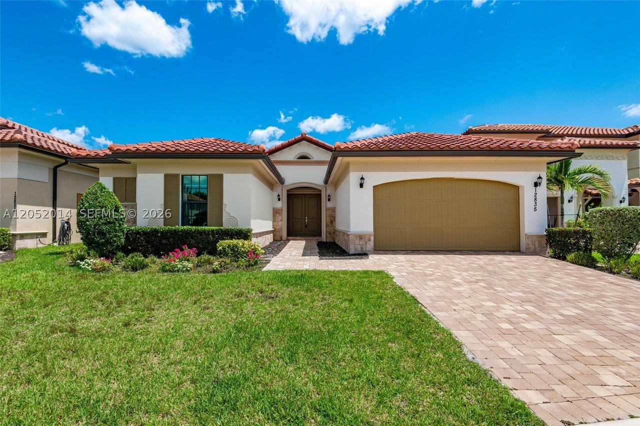 12835 Bayside Ct - Photo 3 of 47