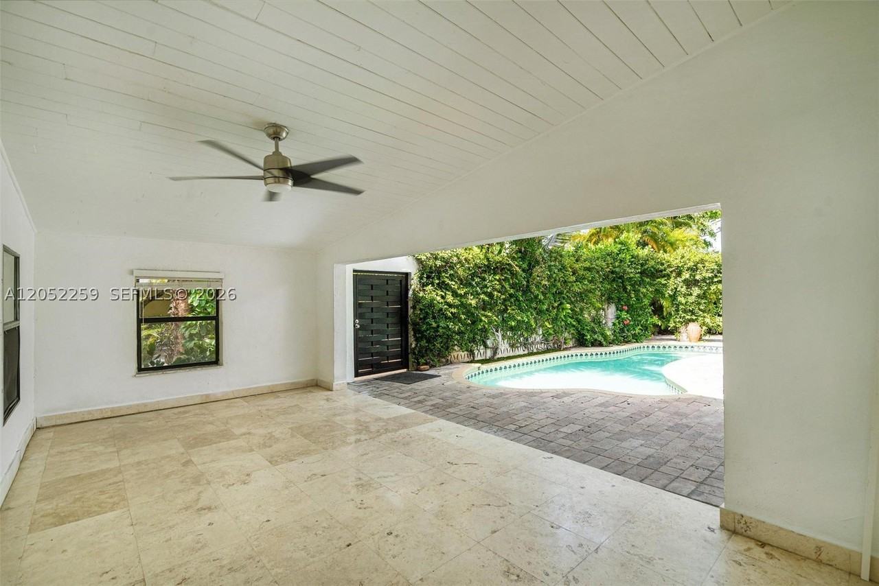 7810 Beachview Dr - Photo 4 of 50
