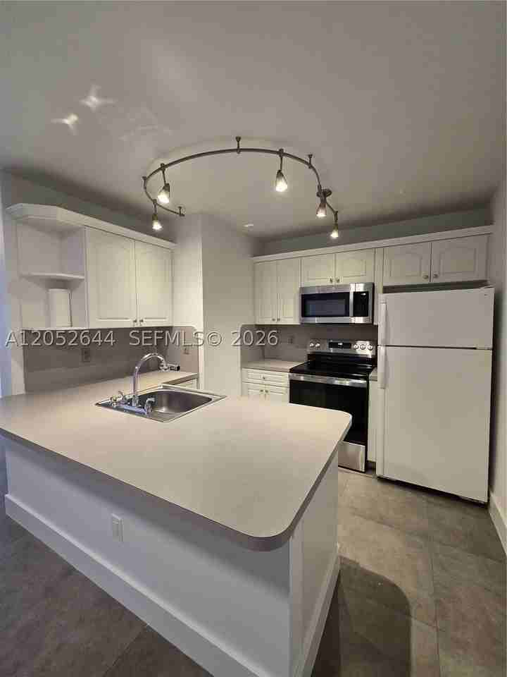 18324 Nw 68th Ave #L - Photo 6 of 11