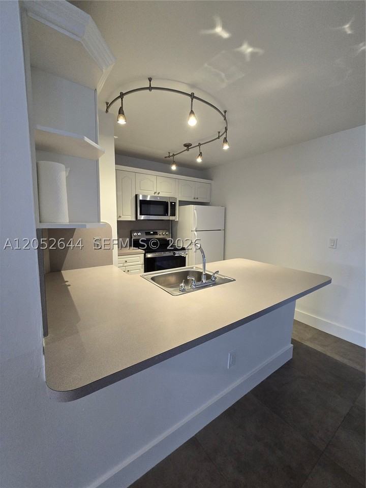 18324 Nw 68th Ave #L - Photo 7 of 11