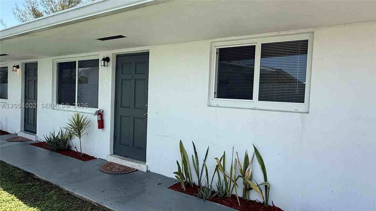 842 Sw 2nd St #A - Photo 2 of 10