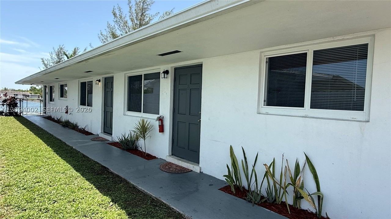 842 Sw 2nd St #A - Photo 3 of 10