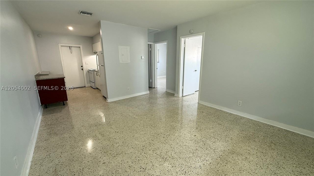 842 Sw 2nd St #A - Photo 4 of 10