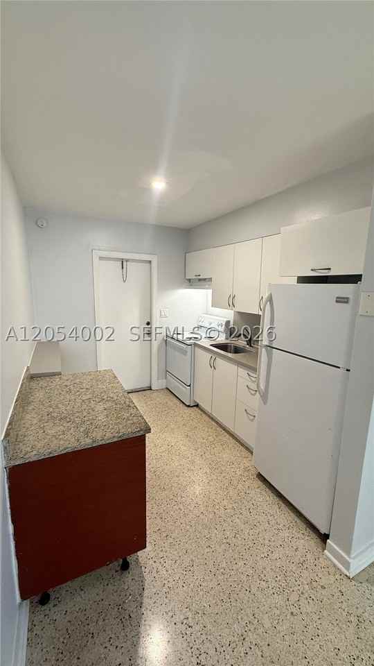 842 Sw 2nd St #A - Photo 5 of 10