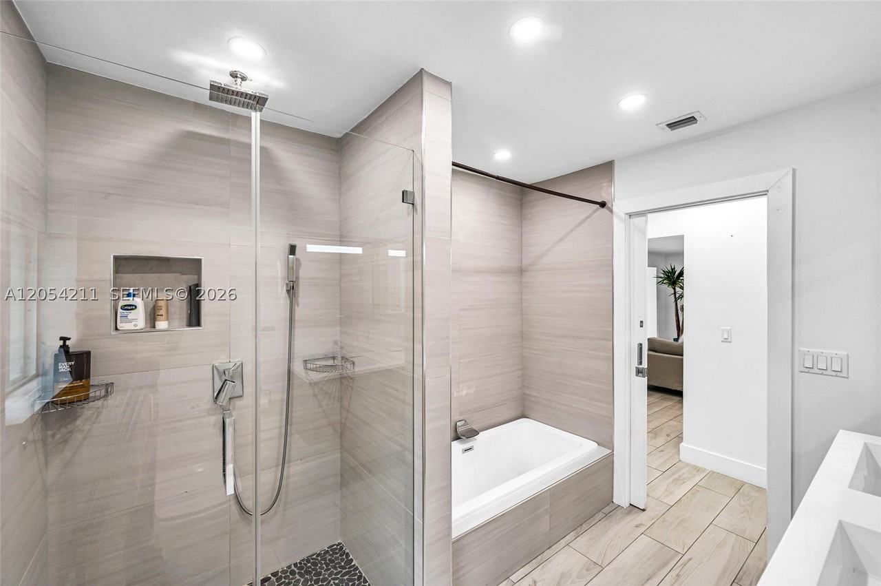 1080 Ne 104th St - Photo 4 of 50