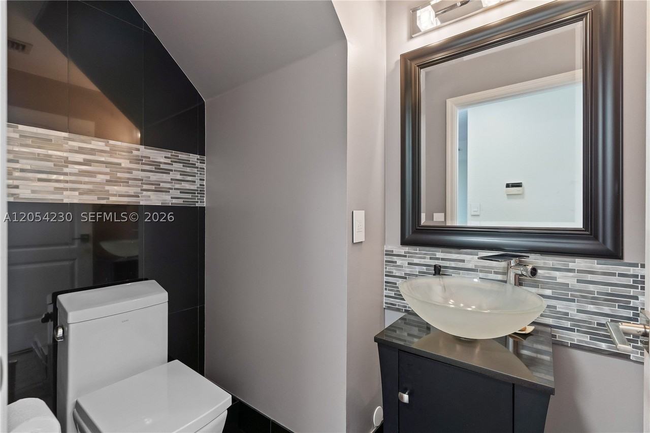 5115 Nw 116th Ave - Photo 5 of 26