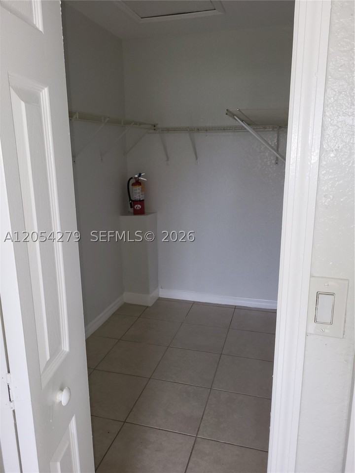 31 Ne 13th Ave #5 - Photo 7 of 13