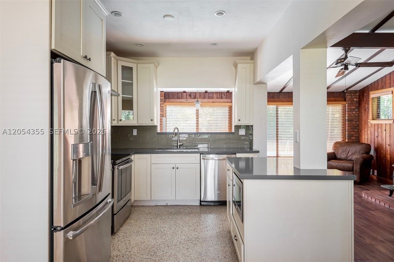 9100 Sw 81st Ave - Photo 6 of 10