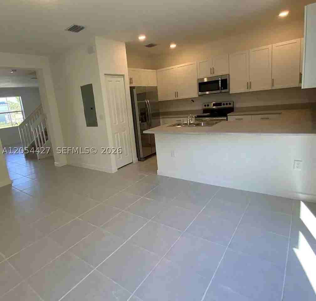 1859 Se 27th Ter #1859 - Photo 3 of 15
