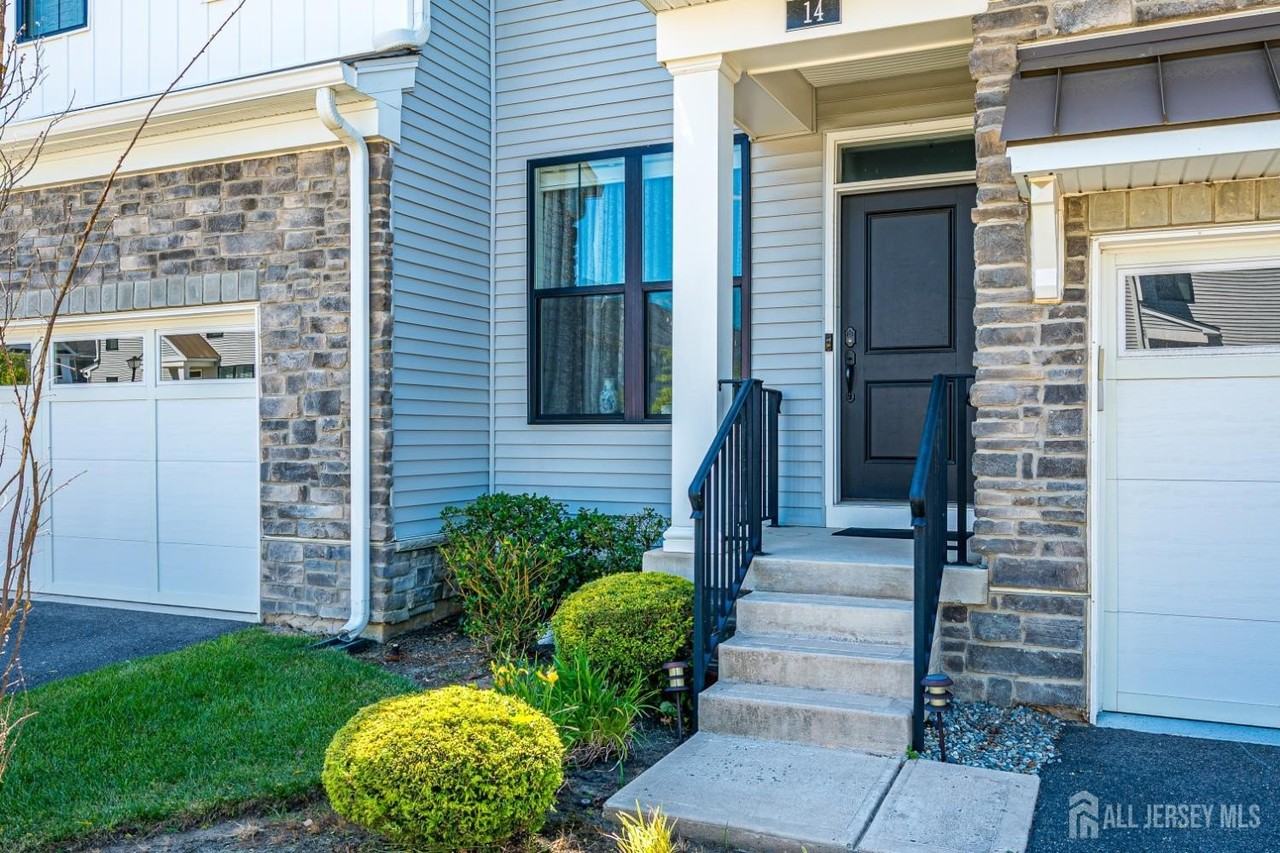 14 Hyacinth Ln - Photo 3 of 50
