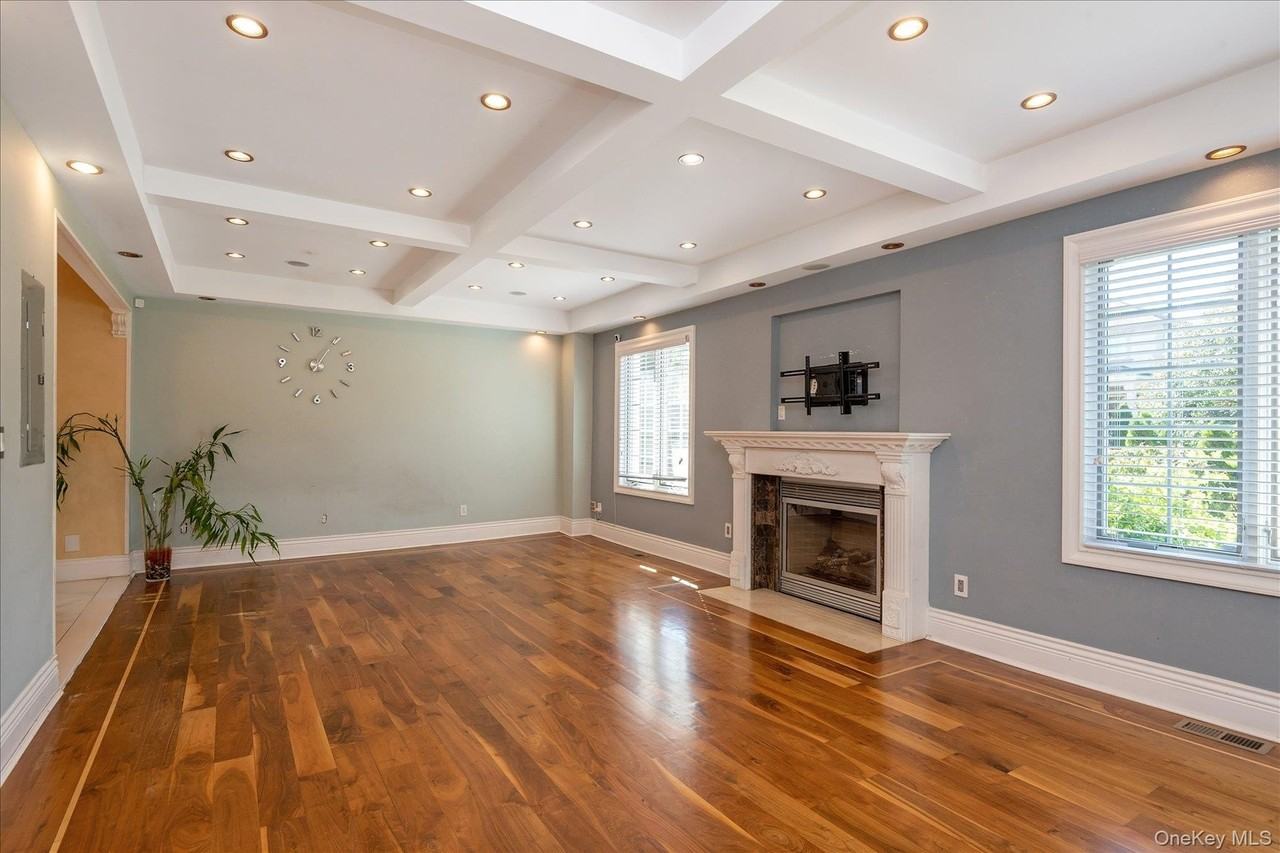 8103 192nd St - Photo 6 of 37
