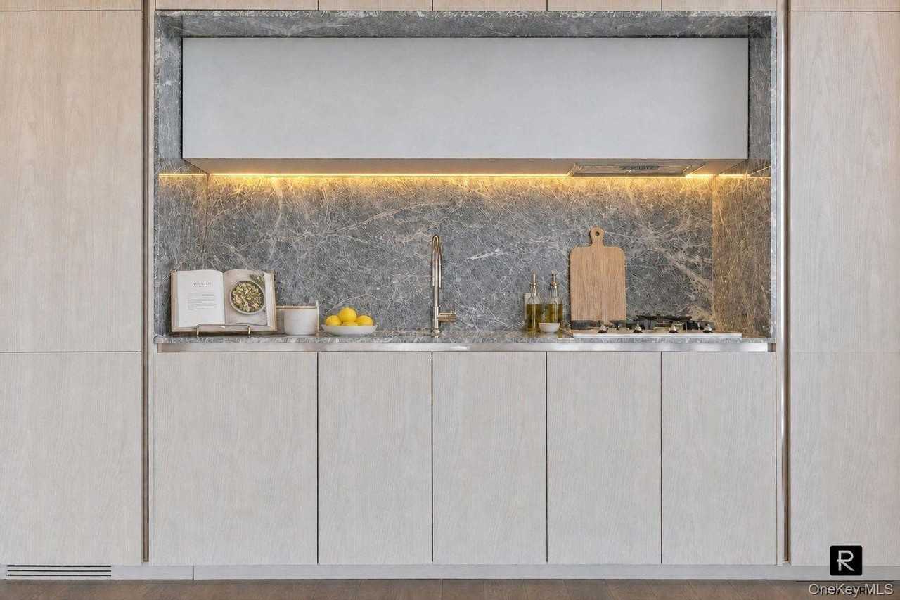 125 Greenwich St #66B - Photo 5 of 8