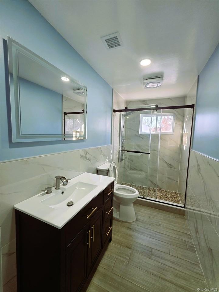 1334 Connetquot Ave - Photo 2 of 10