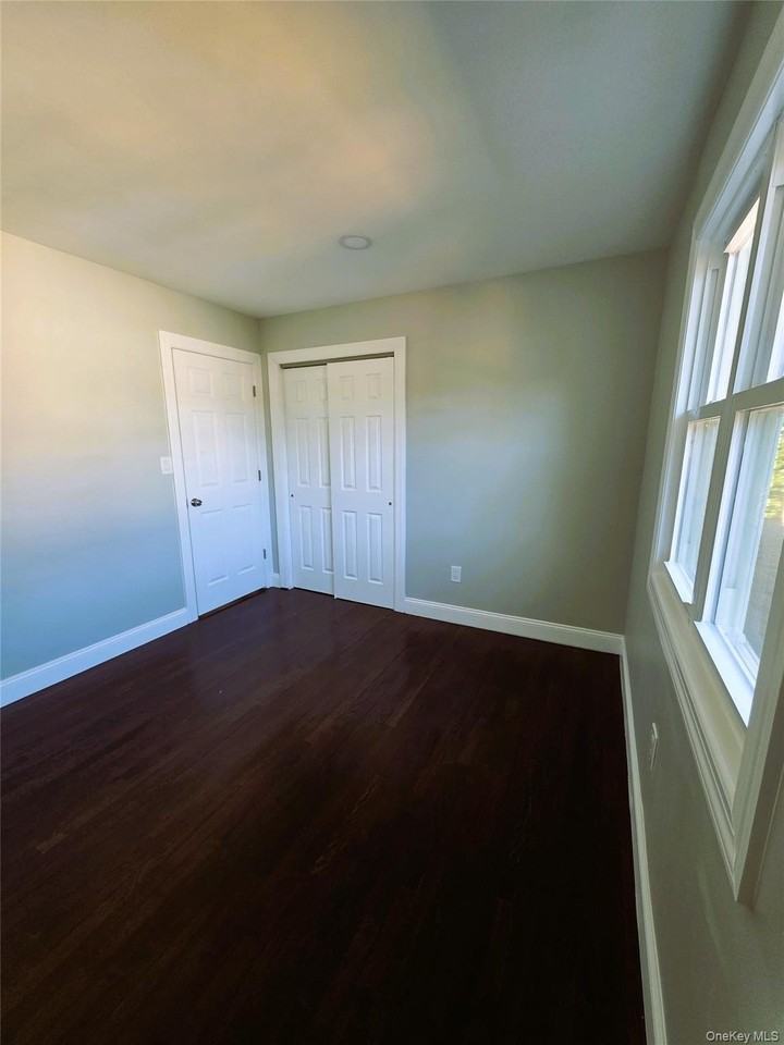 1334 Connetquot Ave - Photo 4 of 10