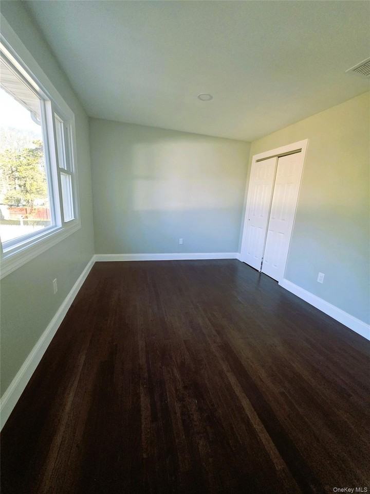 1334 Connetquot Ave - Photo 5 of 10