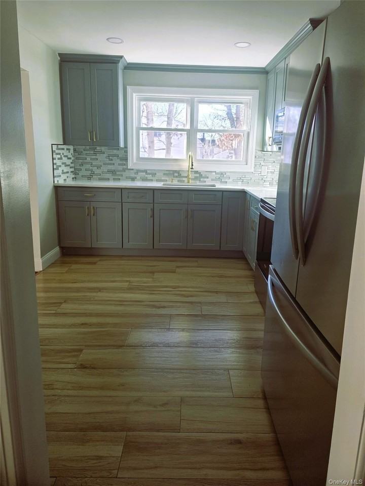 1334 Connetquot Ave - Photo 6 of 10