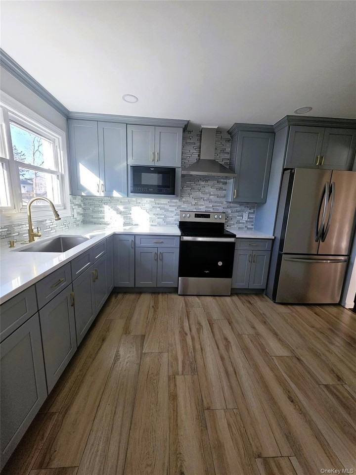 1334 Connetquot Ave - Photo 7 of 10