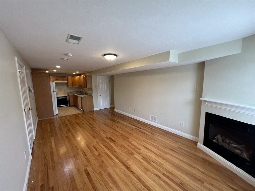 1135 Washington St #1 - Photo 4 of 18