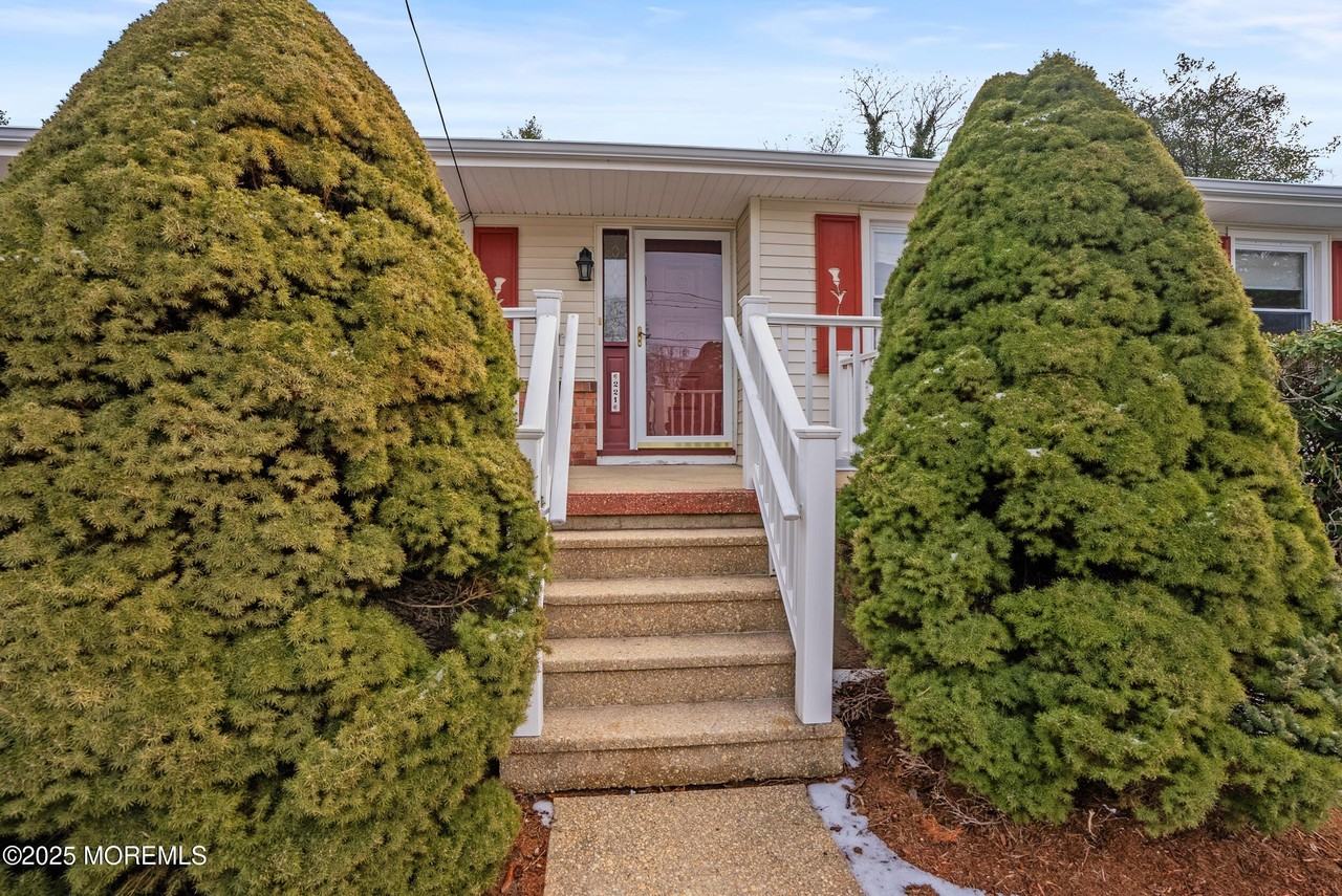 221 Belmar Ave - Photo 3 of 32