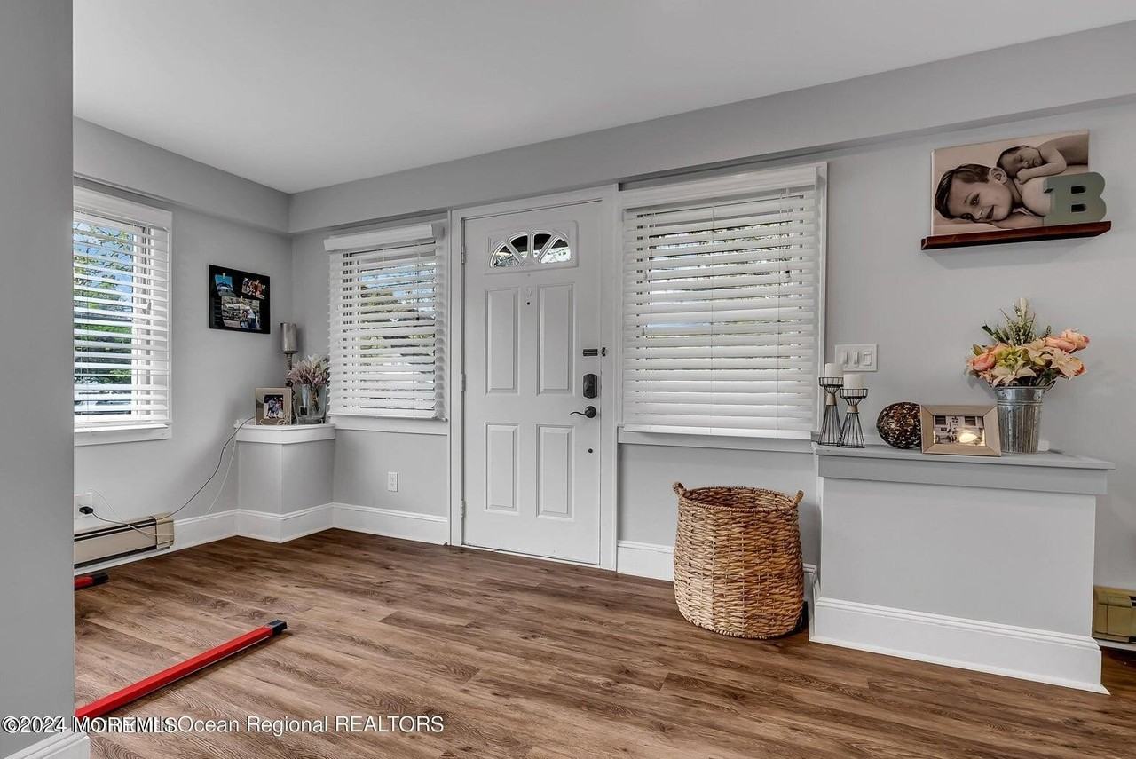 515 Monmouth Rd - Photo 6 of 35