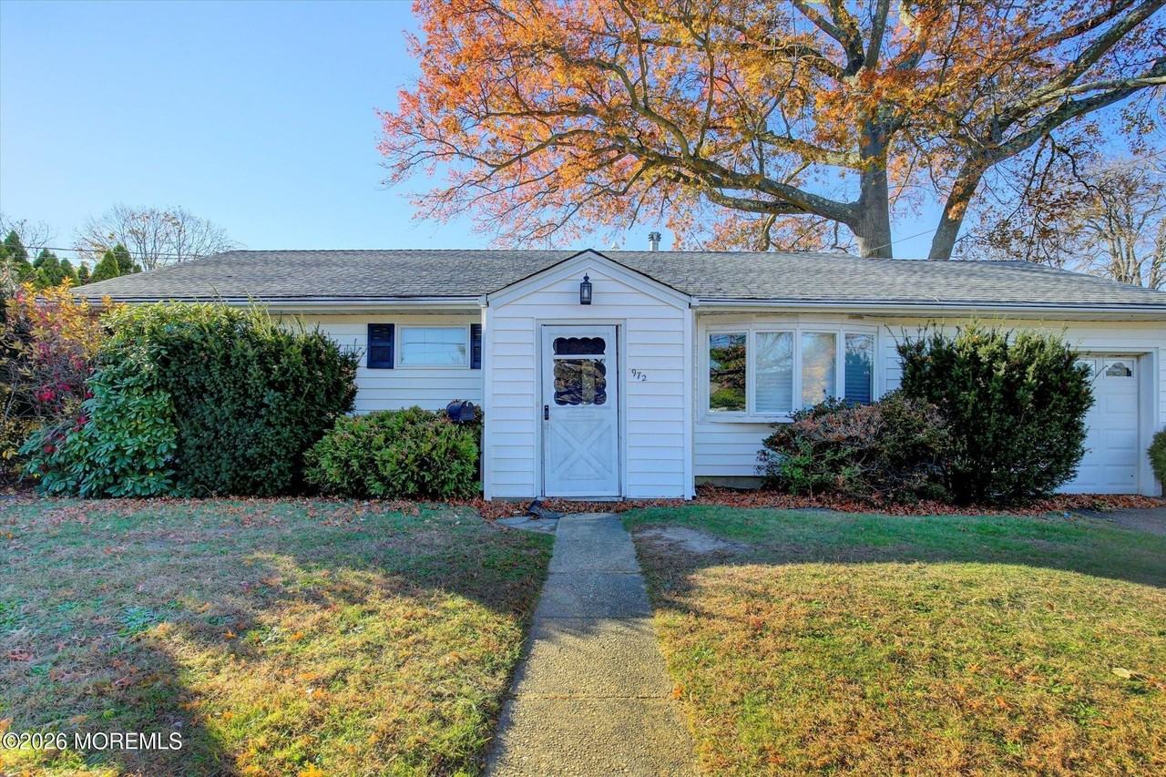 972 Woodgate Ave - Photo 2 of 20