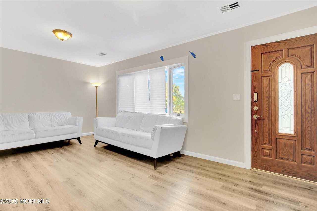 972 Woodgate Ave - Photo 4 of 20