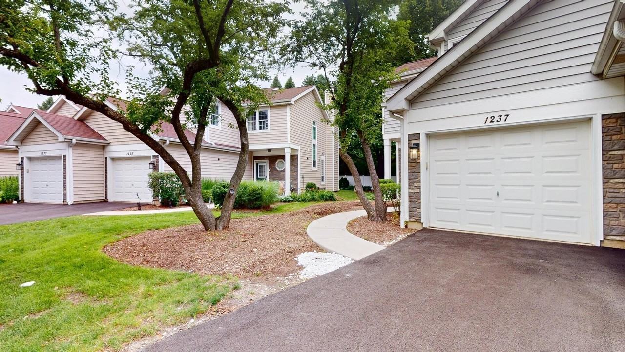 1237 Cranbrook Dr - Photo 3 of 35