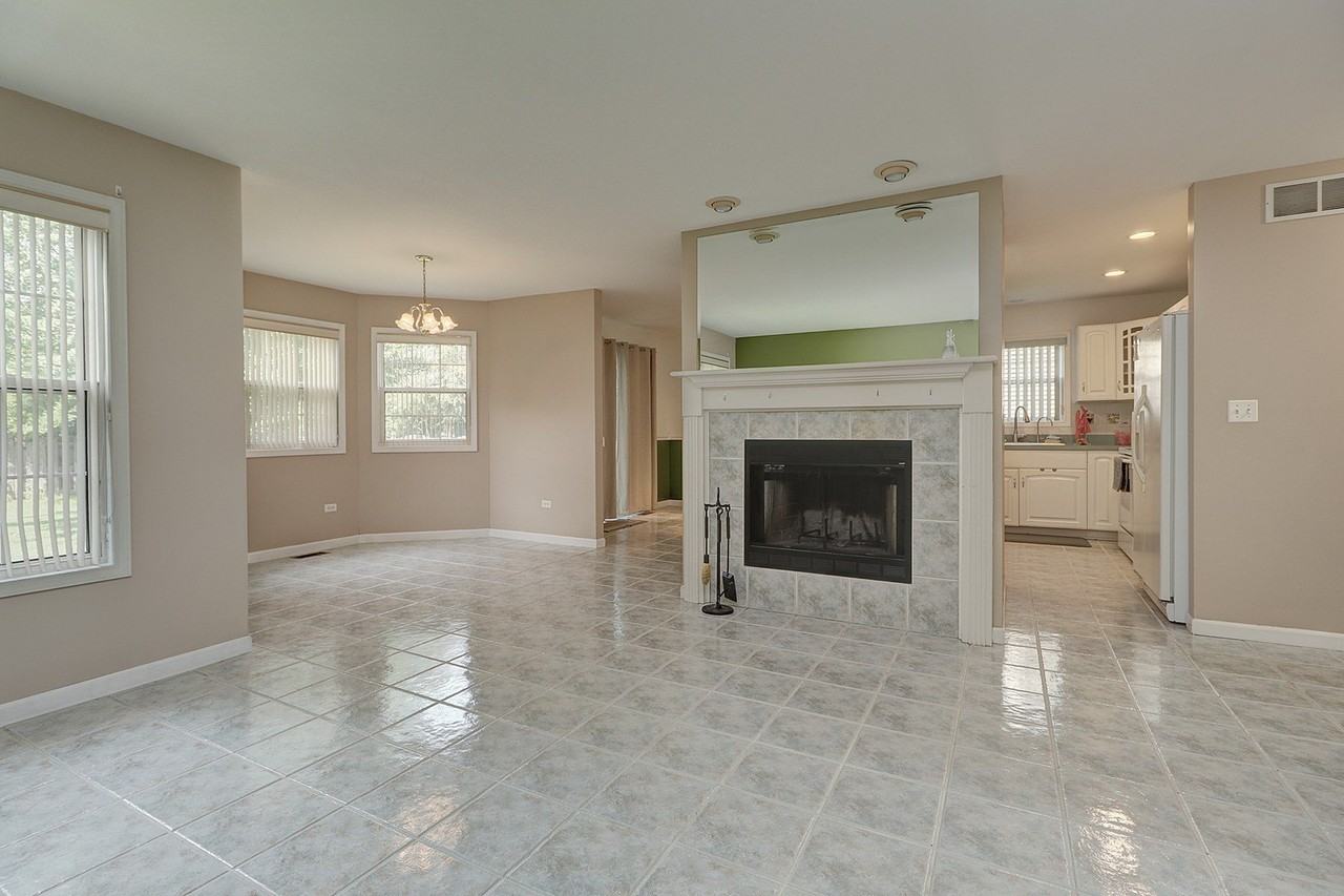 16046 Fairfield Dr - Photo 3 of 27