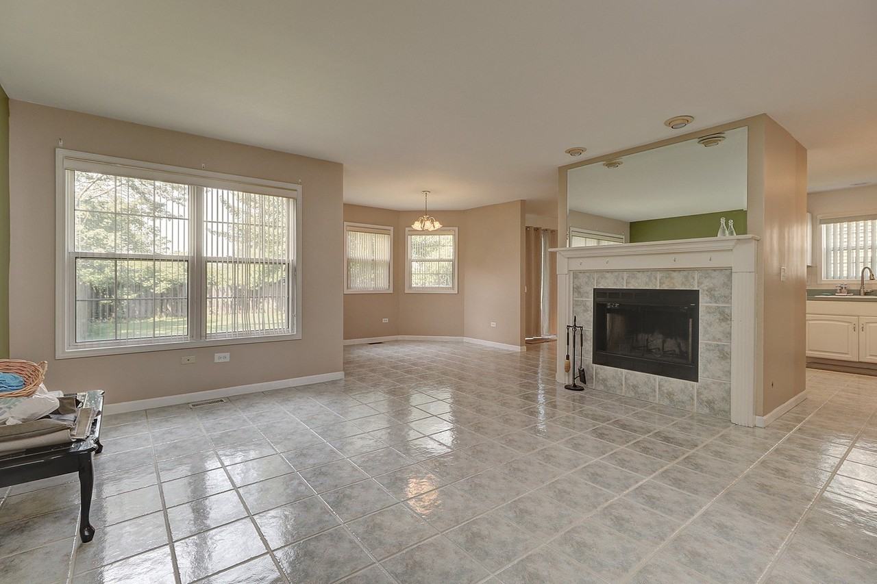 16046 Fairfield Dr - Photo 4 of 27