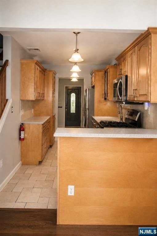 16 Broad Ave - Photo 2 of 20